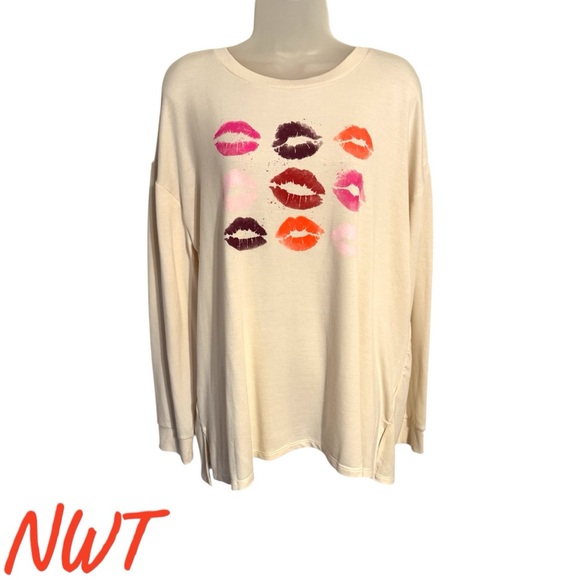 crown & ivy Tops - NWT    FUN!! Cream Lip Print Top    PLUS: 2X   #CL